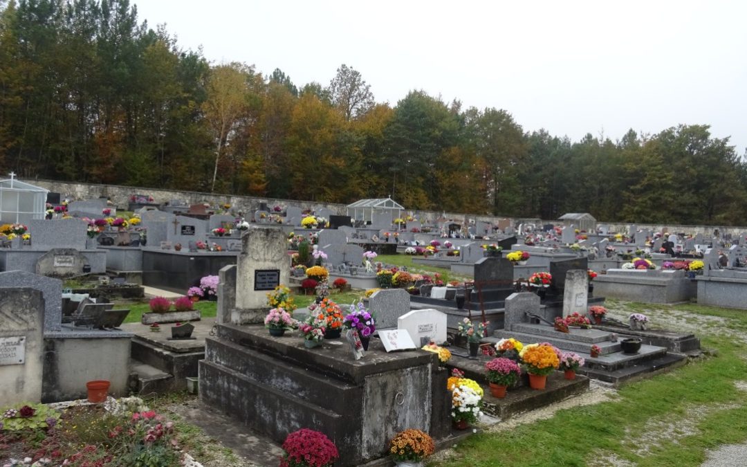 Le cimetière de Chancelade paré des couleurs de la Toussaint