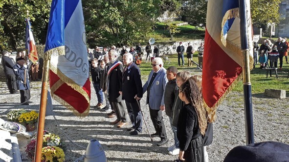 UNE ARDENTE JEUNESSE AU PIED DU MONUMENT AUX MORTS