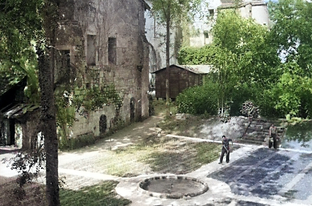 Vue sur un baraquement implanté contre l'église abbatiale de Chancelade