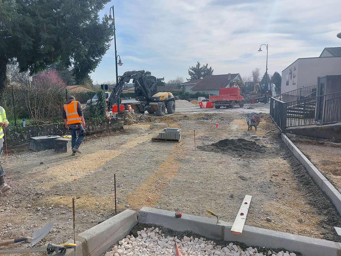Chancelade. Travaux d'aménagement du parvis de l'école élémentaire.